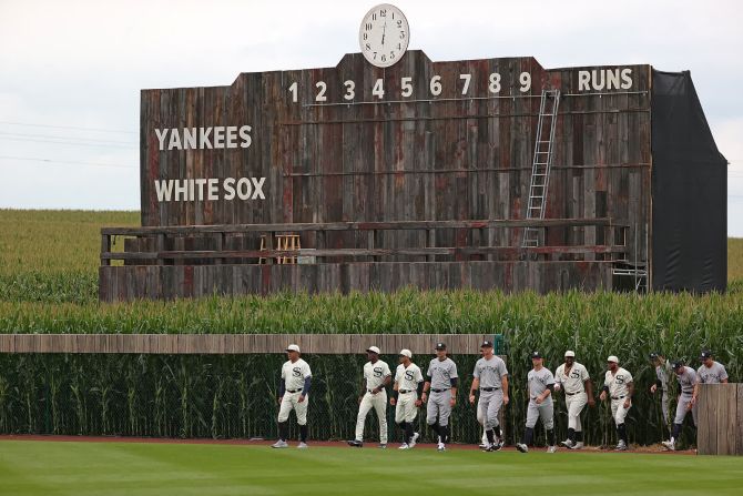 12 de agosto — de los Chicago White Sox y los New York Yankees salen al campo antes del partido de béisbol "Field of Dreams" en Dyersville, Iowa. Era la primera vez que se celebraba un partido de las Grandes Ligas en el estado, y el partido se disputó en un campo situado junto al emplazamiento original de la película "Field of Dreams".