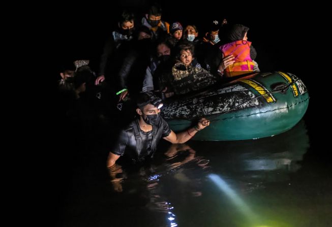 14 de agosto — un contrabandista guía a un grupo de migrantes a través del río Grande, desde México hasta Roma, Texas. En julio, Estados Unidos registró la cifra más alta de dos décadas en el número mensual de migrantes detenidos en la frontera entre Estados Unidos y México.