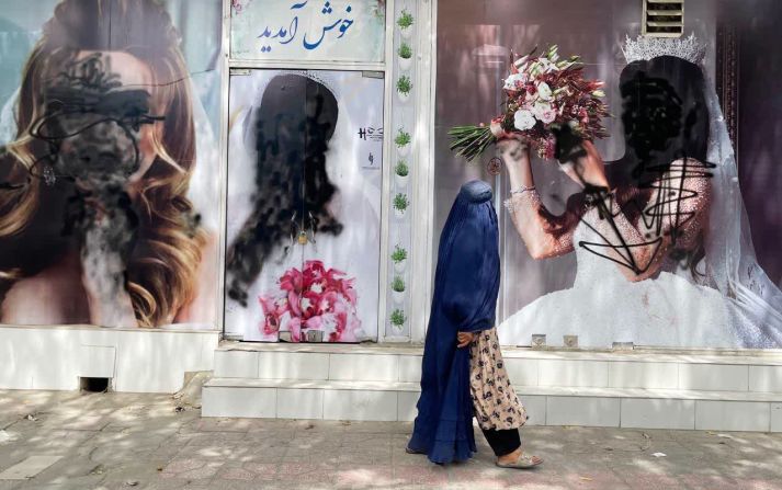 20 de agosto — imágenes vandalizadas de mujeres fuera de un salón de belleza en Kabul. Al conocerse la noticia de que los talibanes habían tomado Kabul, se pintaron algunas imágenes de mujeres descubiertas. La última vez que los talibanes gobernaron en Afganistán, las mujeres tenían prohibido el a la vida pública y sólo se les permitía salir al exterior escoltadas por hombres y vestidas con burkas.
