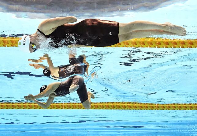 26 de agosto — la irlandesa Ellen Keane, vista en primer plano, nada junto a la neozelandesa Sophie Pascoe durante una carrera de 100 metros en los Juegos Paralímpicos de Tokio. Keane ganó el oro y Pascoe la plata.