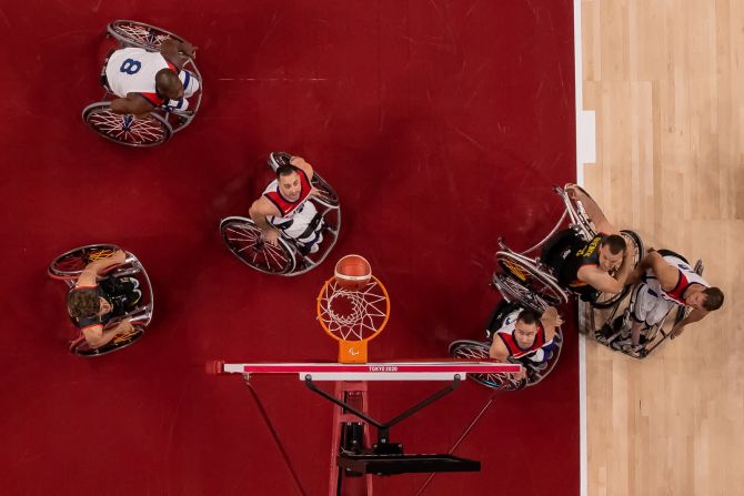 26 de agosto — jugadores de baloncesto en silla de ruedas de Estados Unidos y Alemania compiten en un partido de la ronda preliminar de los Juegos Paralímpicos de Tokio.