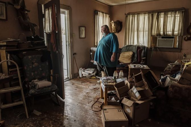 30 de agosto — Michael Wilson se encuentra en la puerta de su casa dañada por las inundaciones en Norco, Louisiana. El huracán Ida azotó Louisiana con una fuerza devastadora, dejando a más de un millón de clientes sin electricidad mientras inundaba casas, arrancaba tejados y atrapaba a los residentes en las peligrosas aguas crecientes.