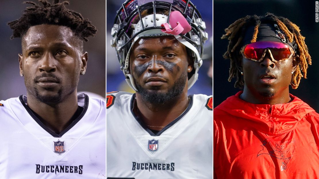 De izquierda a derecha, Antonio Brown, Mike Edwards y John Franklin III