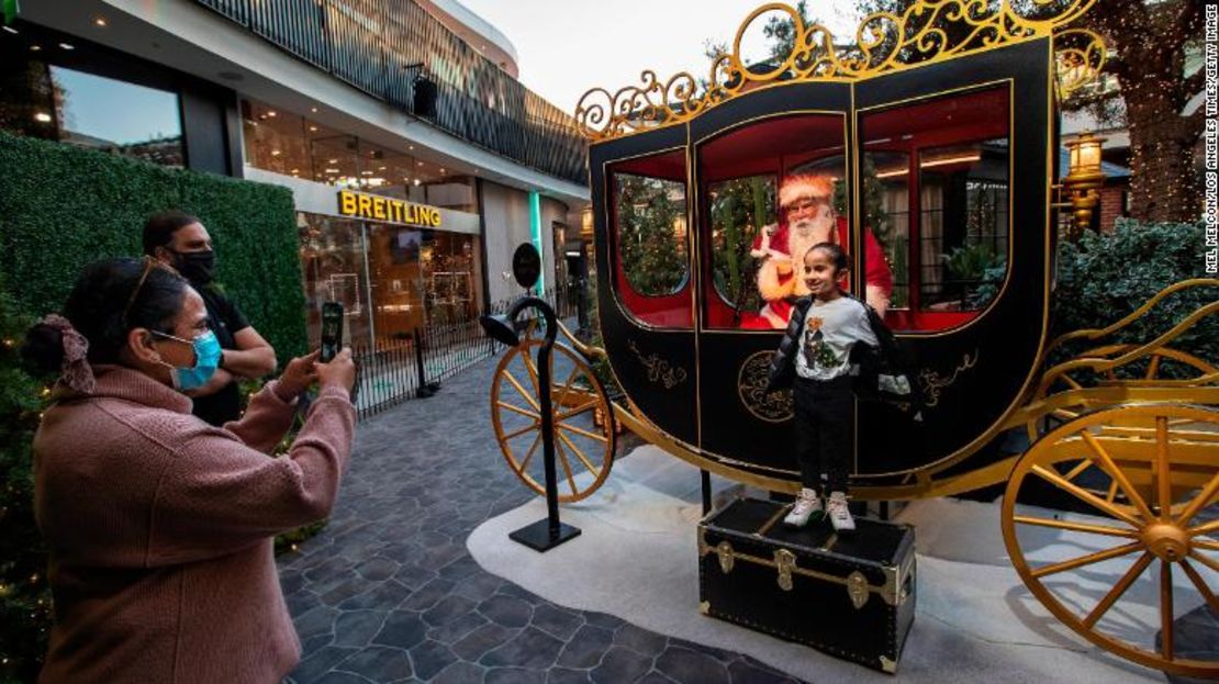 Jeev Anand, de 5 años, es fotografiado por su madre, Jasmeen, mientras posa junto a Santa Claus en un entorno protector en diciembre de 2020 en el centro comercial Westfield Century City en Los Ángeles.