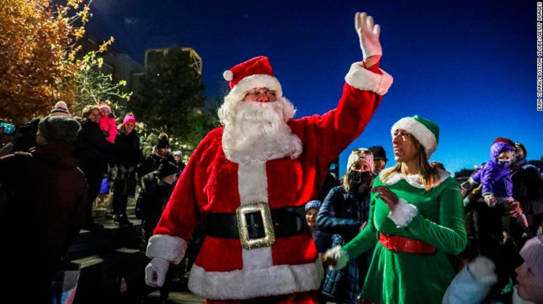 Santa Claus llega a un evento navideño en HarborWalk en Boston el 21 de noviembre de 2021. Algunas empresas ya están reservando Santas para la temporada navideña del próximo año.