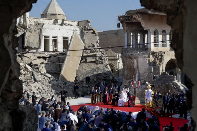 7 de marzo — el papa Francisco, rodeado de los restos de las iglesias destruidas, asiste a una oración en Mosul, Irak. Francisco hizo un llamamiento a la "coexistencia armoniosa" de personas de diferentes orígenes y culturas. "Aquí, en Mosul, las trágicas consecuencias de la guerra y la hostilidad son demasiado evidentes", dijo. El papa estuvo en Irak durante cuatro días. Se trata de la primera visita papal a Iraq, y fue el primer viaje de Francisco fuera de Italia desde el inicio de la pandemia de covid-19.