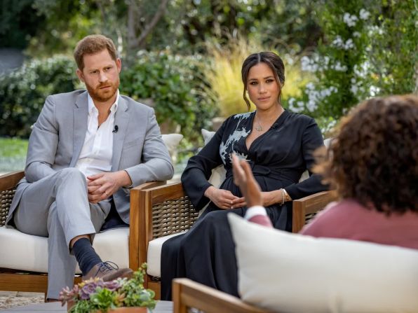 7 de marzo: el príncipe Harry de Reino Unido y su esposa Meghan, la duquesa de Sussex, son fotografiados durante su entrevista con Oprah Winfrey. Fue su primera aparición desde que dejaron Gran Bretaña el año pasado. Meghan dijo que la vida como miembro de la realeza fue tan aislante y solitaria en un momento dado que "no quería seguir viva", y se describió como víctima de un Palacio de Buckingham obsesionado con la imagen.