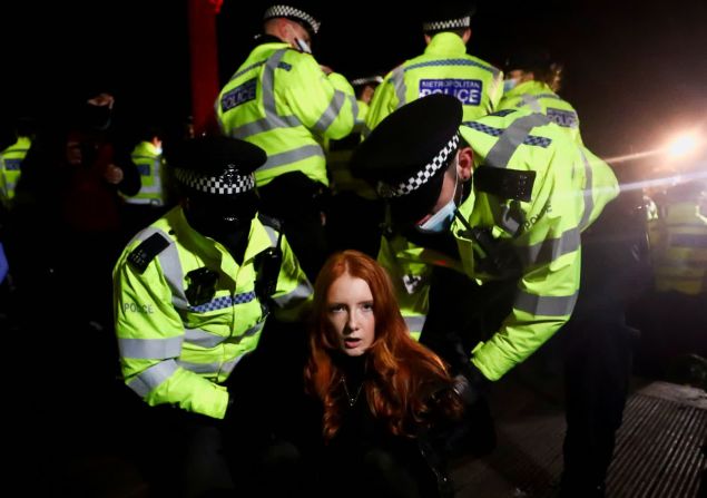 13 de marzo — Patsy Stevenson es detenida por dos policías mientras asistía a una vigilia por Sarah Everard en Londres. La Policía Metropolitana se enfrentó a críticas generalizadas después de que se viera a los agentes irrumpir en el escenario de la vigilia, inmovilizar a las mujeres en el suelo y esposarlas antes de arrastrarlas a los furgones policiales. Los agentes les habían dicho antes que estaban infringiendo la normativa de covid-19 y que debían marcharse. Everard, de 33 años, desapareció el 3 de marzo tras salir de la casa de un amigo en Londres. Sus restos fueron encontrados casi dos semanas después en Kent (Inglaterra), y un policía de 48 años, Wayne Couzens, fue acusado de secuestrarla y asesinarla. Posteriormente fue declarado culpable y condenado a cadena perpetua. La muerte de Everard reavivó un debate nacional en Gran Bretaña sobre la seguridad de las mujeres y las agresiones sexuales.