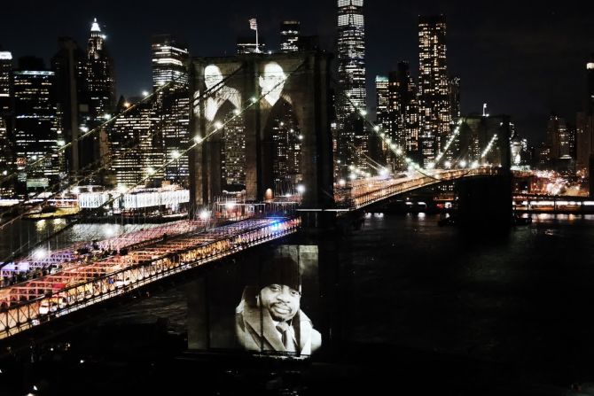 14 de marzo — los rostros de las víctimas del covid-19 se proyectan en el puente de Brooklyn durante un servicio conmemorativo en Nueva York. El acto incluyó una actuación virtual de la Filarmónica de Nueva York.