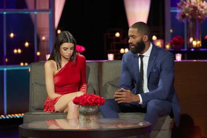 15 de marzo —Matt James habla con Rachael Kirkconnell en el final de temporada de "The Bachelor". James, el primer soltero principal negro del programa, eligió a Kirkconnell como ganadora. Pero durante la ceremonia "After the Final Rose", James dijo que había roto con Kirkconnell después de que salieran a la luz fotos de ella en un baile de fraternidad con temática de plantación de antebellum en 2018. Más tarde volvieron a estar juntos, pero la controversia llevó a que el presentador de la franquicia durante mucho tiempo, Chris Harrison, renunciara a su puesto tras los comentarios que hizo defendiendo a Kirkconnell.