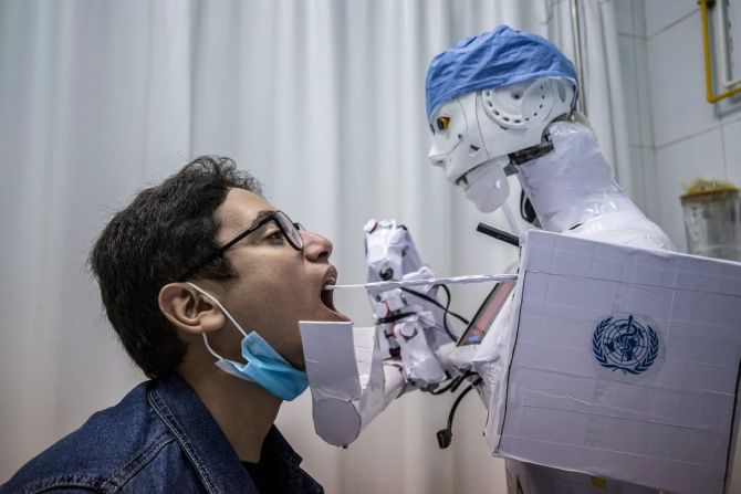 20 de marzo — un robot teledirigido toma una muestra de garganta en un hospital de Tanta (Egipto). El prototipo de robot forma parte de un proyecto para ayudar a los médicos a realizar pruebas de covid-19 a los pacientes.