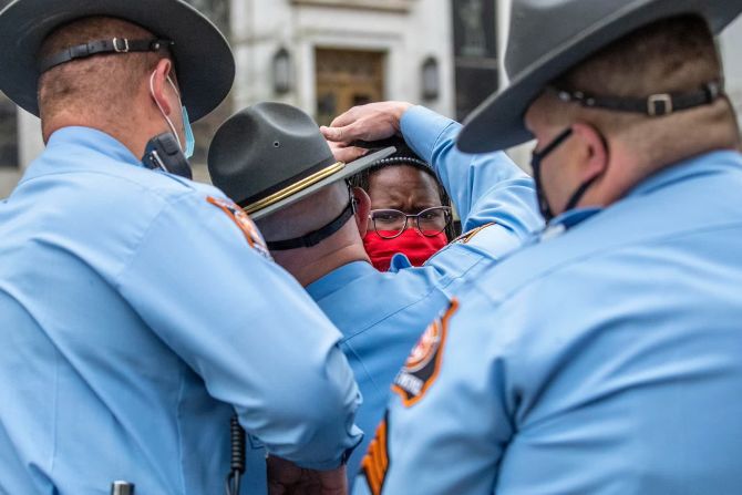 25 de marzo — la diputada estatal de Georgia Park Cannon es introducida en la parte trasera de un coche patrulla tras ser detenida en el Capitolio del Estado de Georgia en Atlanta. Fue detenida tras llamar a la puerta del despacho del gobernador Brian Kemp mientras éste firmaba un proyecto de ley electoral que endurece los procedimientos de votación. Los críticos dicen que la legislación restringe en gran medida el acceso al voto.