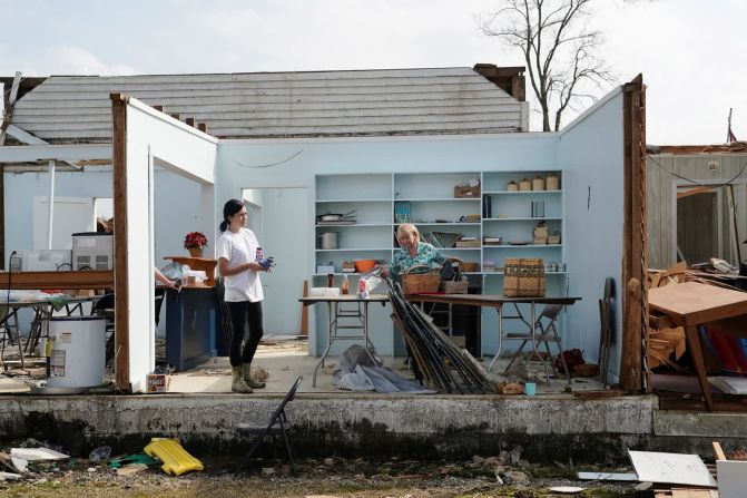 26 de marzo — Kathy Poss rescata objetos de la Iglesia Metodista Unida Ragan Chapel en Ohatchee, Alabama. Una oleada de mortíferos tornados devastó partes del sur de EE.UU.