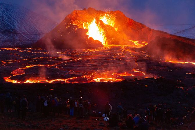 28 de marzo — la lava fluye desde un volcán en la península islandesa de Reykjanes. El volcán entró en erupción el 19 de marzo y la gente acudió a verlo.
