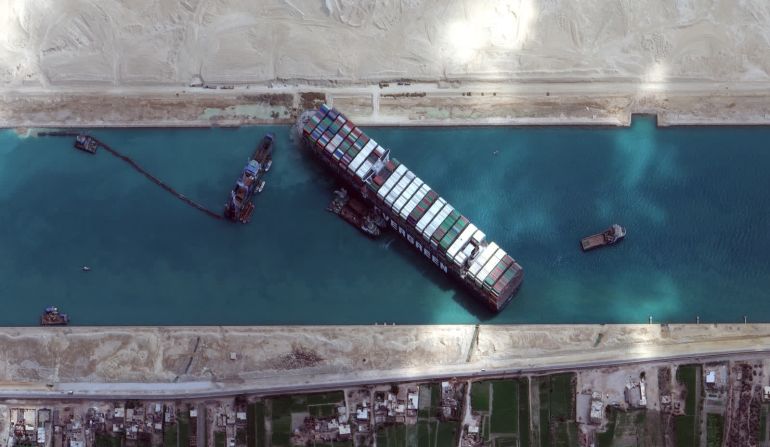 28 de marzo — esta imagen de satélite muestra el portacontenedores Ever Given que había encallado en el canal de Suez de Egipto. El barco estuvo encallado en el canal durante casi una semana, deteniendo el tráfico marítimo en la que es una de las vías navegables más transitadas del mundo.