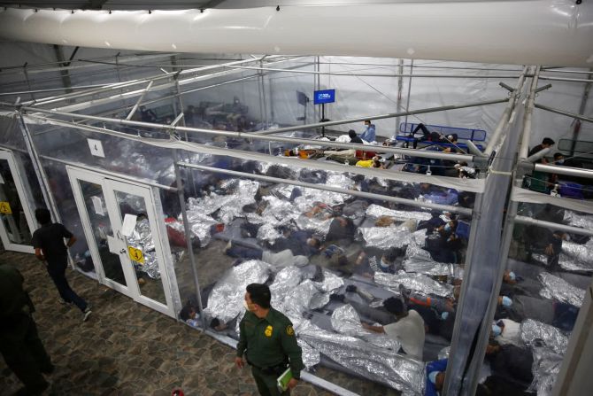 30 de marzo — niños migrantes yacen dentro de una cápsula en un centro de detención federal en Donna, Texas. El gobierno de Biden permitió a algunos miembros de los medios de comunicación visitar el centro temporal, que superaba ampliamente su capacidad. De los 4.100 migrantes que había en el centro, 3.400 eran niños no acompañados.