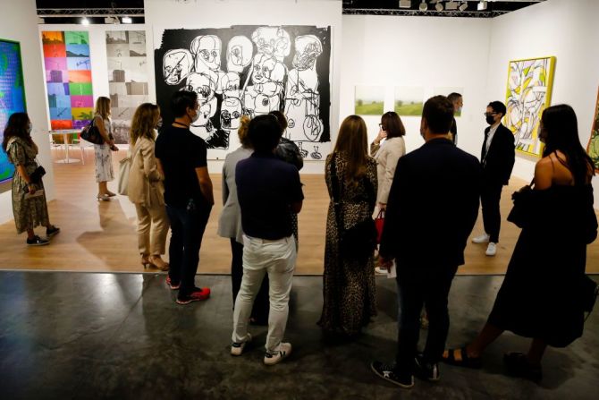 Un grupo de personas mira las obras durante el primer día abierta al público de la exposición Art Basel 2021.
