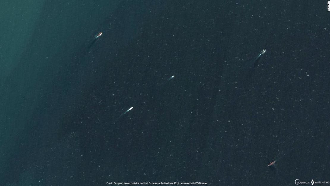 Una imagen de la empresa europea de imágenes por satélite Sentinel 2 muestra lo que el analista HI Sutton dice que es un submarino chino en la parte inferior izquierda.