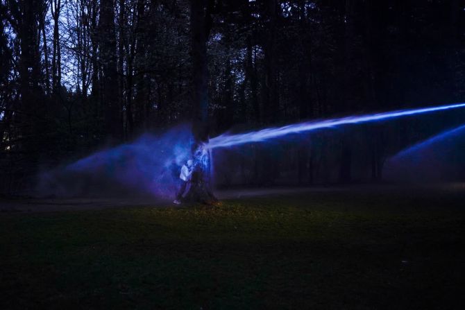 2 de abril — un manifestante se refugia detrás de un árbol mientras la policía utiliza un cañón de agua para evacuar a un grupo de personas en el parque Bois de la Cambre, en Bruselas, Bélgica. Un día antes se produjeron enfrentamientos violentos entre la policía de Bruselas y las personas que se reunían para asistir a una falsa fiesta del Día de los Inocentes que infringía las restricciones impuestas por el coronavirus.