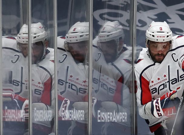 6 de abril — Alex Ovechkin, de Washington, es empujado contra las tablas durante un partido de hockey de la NHL en Uniondale, Nueva York.