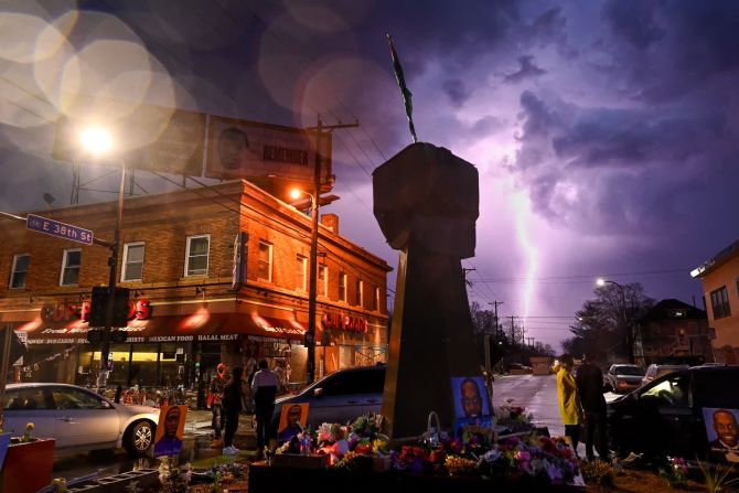 6 de abril — un rayo cae cerca de la intersección de la avenida Chicago y la calle 38, también conocida como George Floyd Square, en Minneapolis. Floyd, un hombre negro de 46 años, perdió la vida bajo custodia policial en mayo de 2020. Su muerte provocó protestas generalizadas y reavivó el movimiento Black Lives Matter. También elevó una conversación nacional sobre la raza, la brutalidad policial y la injusticia social.