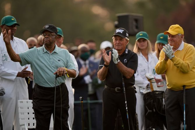8 de abril — Lee Elder agradece los aplausos al unirse a Gary Player y Jack Nicklaus como titulares de honor en el torneo de golf Masters en Augusta, Georgia. En 1975, Elder se convirtió en el primer golfista negro en jugar el Masters. Murió en noviembre.