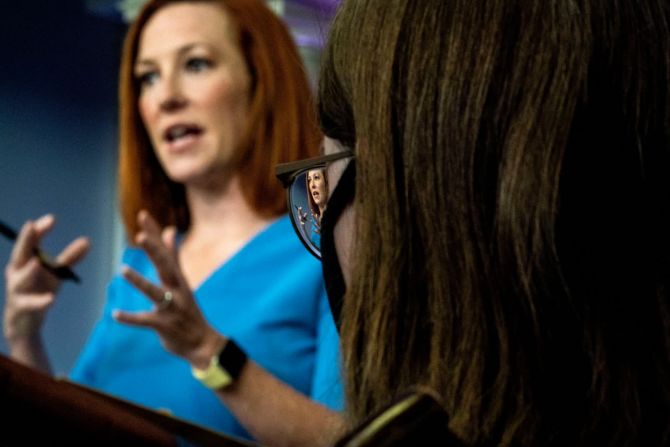 14 de abril — la secretaria de Prensa de la Casa Blanca Jen Psaki reflejada en las gafas de una taquígrafa durante una sesión informativa en la Casa Blanca.