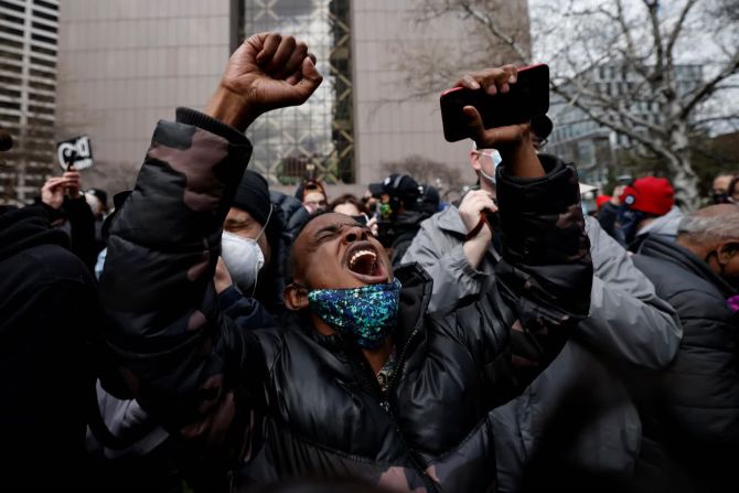 20 de abril — un hombre reacciona frente al Centro de Gobierno del Condado de Hennepin en Minneapolis después de que el expolicía Derek Chauvin fuera declarado culpable de la muerte de George Floyd.