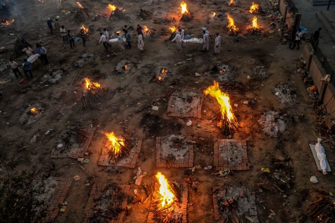 23 de abril — cuerpos se apilan en un lugar de cremación masiva en Nueva Delhi. Una segunda ola de covid-19 estaba devastando la India, matando a miles de personas cada día y estableciendo récords mundiales de infecciones diarias.