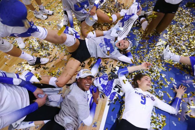 24 de abril — jugadoras de voleibol de la Universidad de Kentucky celebran después de haber derrotado a Texas y llevarse el título nacional. Fue el primer campeonato de Kentucky en voleibol.