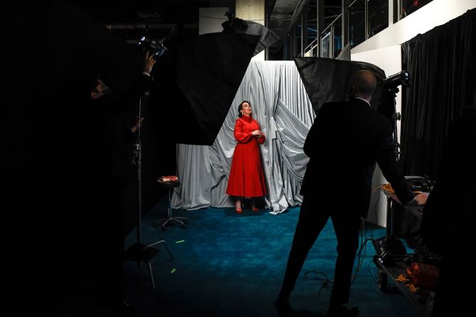 26 de abril — la actriz Olivia Colman posa para una foto mientras asiste a una proyección de los premios Oscar en Londres. Muchos de los nominados a los premios estaban en Los Ángeles para el espectáculo, pero algunos asistieron a distancia debido a la pandemia de covid-19.
