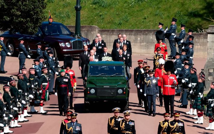 17 de abril — el féretro del príncipe Felipe es transportado en la parte trasera de un Land Rover modificado, uno que él ayudó a diseñar, durante su cortejo fúnebre en Windsor, Inglaterra. Felipe, el eterno esposo de la reina Isabel II, murió el 9 de abril a la edad de 99 años.