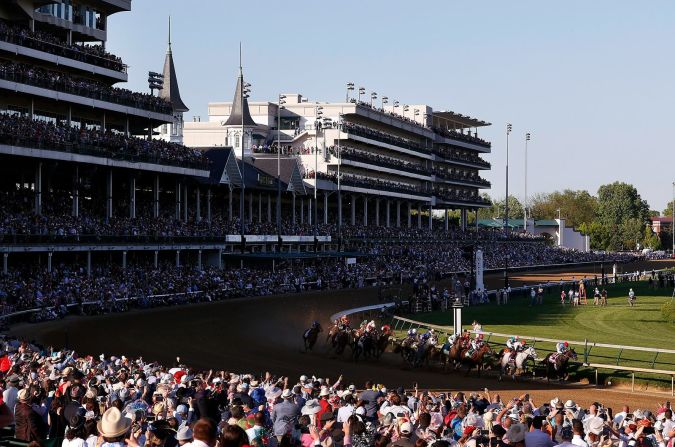 1 de mayo — los caballos corren en la primera curva de Churchill Downs durante el Derby de Kentucky. La asistencia fue de 51.838 personas, y los comentaristas de la NBC dijeron que se creía que era el evento deportivo con mayor asistencia en Estados Unidos desde el comienzo de la pandemia de coronavirus.