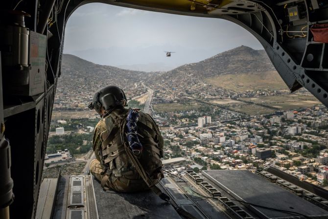 2 de mayo — un soldado estadounidense se sienta a bordo de un helicóptero Chinook sobre Kabul, Afganistán. El presidente de EE.UU., Joe Biden, anunció en abril que retiraría las tropas estadounidenses de Afganistán antes del 11 de septiembre. "Ahora soy el cuarto presidente estadounidense que preside una presencia de tropas estadounidenses en Afganistán. Dos republicanos. Dos demócratas", dijo Biden. "No pasaré esta responsabilidad a un quinto".