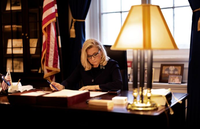 11 de mayo — la diputada estadounidense Liz Cheney se sienta en su despacho mientras se prepara para dar un discurso en la Cámara de Representantes. Al día siguiente, los republicanos de la Cámara de Representantes la expulsaron como presidenta de la Conferencia Republicana de la Cámara. Cheney fue una de los 10 republicanas de la Cámara de Representantes que votaron a favor de la destitución del presidente Donald Trump por su papel en la insurrección del Capitolio en enero. Desde entonces, la legisladora de Wyoming ha seguido hablando sin tapujos sobre las mentiras de Trump en la elección, lo que ha puesto de manifiesto una fisura en el partido que ha llevado a su destitución como tercer miembro de la cúpula del Partido Republicano. "Estoy absolutamente comprometida -como dije anoche, como acabo de decir a mis colegas- a que debemos avanzar basándonos en la verdad", dijo a los periodistas. "No podemos abrazar a la vez la 'gran mentira' y abrazar la Constitución".