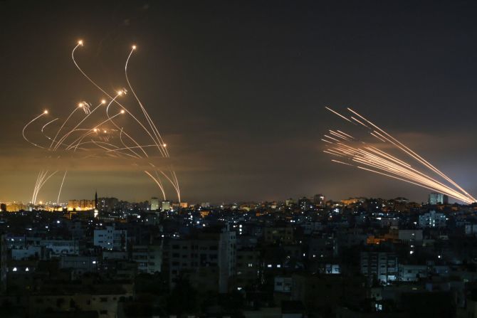 14 de mayo — el sistema del domo de hierro de Israel intercepta cohetes lanzados desde Gaza hacia el sur de Israel.