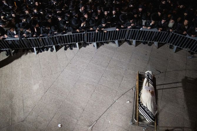 1 de mayo — un grupo de gente asiste al funeral de Menachem Knoblowitz, una de las 45 personas que murieron en una estampida durante un festival religioso en el Monte Meron de Israel. Se calcula que entre 50.000 y 100.000 personas se habían agolpado en la montaña para celebrar la fiesta de Lag B'Omer.