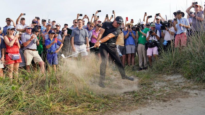 22 de mayo — Phil Mickelson realiza un golpe durante la tercera ronda del Campeonato de la PGA. Mickelson, de 50 años, ganó el evento y se convirtió en el golfista de más edad en ganar un gran campeonato.