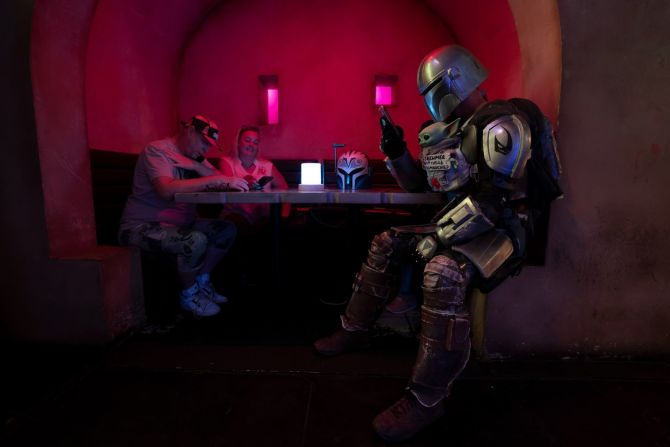 4 de mayo — Tim Brehmer, vestido como el personaje principal de "The Mandalorian", celebra el Día de Star Wars en la Cantina Scum and Villainy, un bar de Los Ángeles.