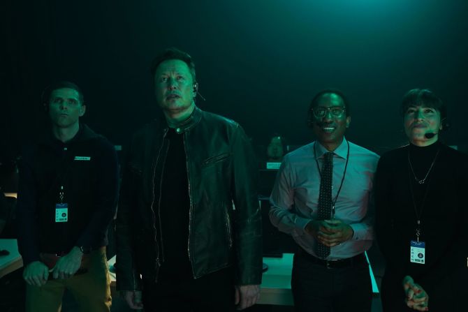 8 de mayo — el empresario multimillonario Elon Musk, segundo a la izquierda, aparece en un sketch de "Saturday Night Live" con los del reparto Mikey Day, Chris Redd y Melissa Villaseñor. Musk fue el anfitrión del programa.