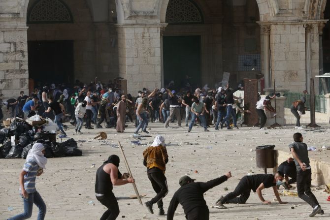 10 de mayo — palestinos se enfrentan a las fuerzas de seguridad israelíes en el recinto de la mezquita de Al-Aqsa, en la Ciudad Vieja de Jerusalén. Durante varias semanas hasta ese momento, Jerusalén había sido testigo de repetidos enfrentamientos entre palestinos y la policía israelí en toda la ciudad. Una de las principales fuentes de malestar creciente era el posible desalojo de varias familias palestinas de sus hogares en el barrio de Sheikh Jarrah, en Jerusalén Este. El 9 de mayo, el Tribunal Supremo de Israel aplazó una vista de apelación sobre el caso legal que llevaba décadas. Las tensiones entre israelíes y palestinos se intensificaron aún más el 10 de mayo, cuando militantes palestinos de Gaza dispararon cientos de cohetes contra Israel, que a su vez intensificó los ataques aéreos en toda Gaza. Los militantes dijeron que habían disparado sus cohetes en respuesta a las acciones de la policía israelí, que disparó granadas aturdidoras dentro de la mezquita.