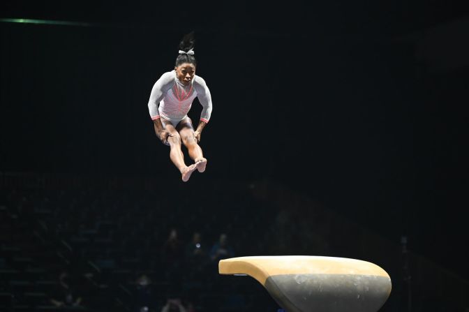 22 de mayo — la gimnasta campeona del mundo Simone Biles se convirtió en la primera mujer de la historia en realizar un salto de doble mortal Yurchenko en competición cuando realizó el movimiento durante el GK US Classic en Indianápolis.