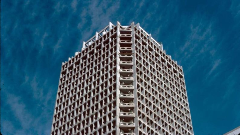 Esta fotografía "monumental" del World Trade Centre de Dubái en 1977, que se ha convertido en una postal, fue tomada por Stephen Finch, el principal arquitecto de la torre. "Nos permite ver cómo la gente miraba el edificio por primera vez", explicó el comisario de la exposición, el arquitecto Todd Reisz. Cortesía de Stephen Finch
