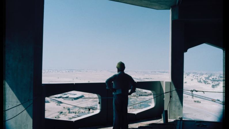 Esta imagen de 1977 muestra la vista hacia la ciudad desde el World Trade Centre. La construcción de la torre de 149 metros finalizó en 1979. Cortesía de Mark Harris, Biblioteca John R. Harris