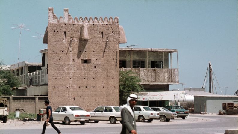 Reisz dice que esta fotografía de 1977 muestra una estructura antigua de concreto en Bur Dubai, que en su día habría sido una torre de vigilancia. Describe la imagen como "un momento de preservación". La torre de vigilancia se erigía a lo largo de lo que estaba previsto que fuera una concurrida carretera que conectara el puerto con la creciente ciudad más allá del arroyo. La torre de vigilancia sigue en pie hoy en día. Cortesía de Mark Harris, Biblioteca John R. Harris