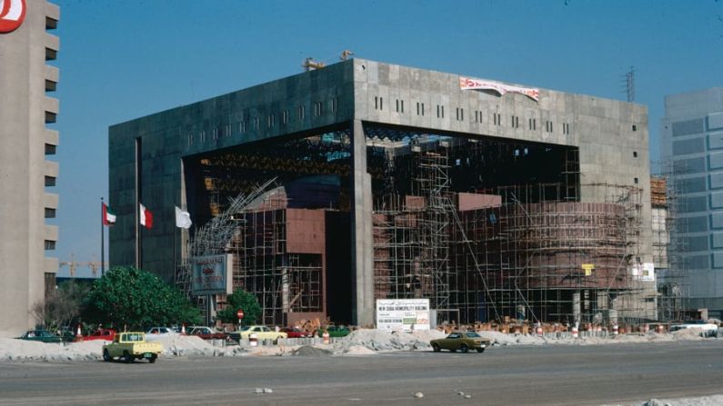 Esta foto de 1977 muestra la construcción del edificio del Ayuntamiento de Dubái. La carretera que bordea el arroyo Deira aún no había sido asfaltada. "Se trata de un edificio bastante emblemático en la ciudad, aún hoy en día", dijo Reisz. "Creo que es un edificio bastante fascinante porque es uno de los pocos en los que se hizo un esfuerzo por crear un espacio, una especie de espacio liminal, entre el exterior y el interior, siendo una especie de plaza sombreada. Puedes ver que hay una especie de patio interior sombreado". Cortesía de Stephen Finch