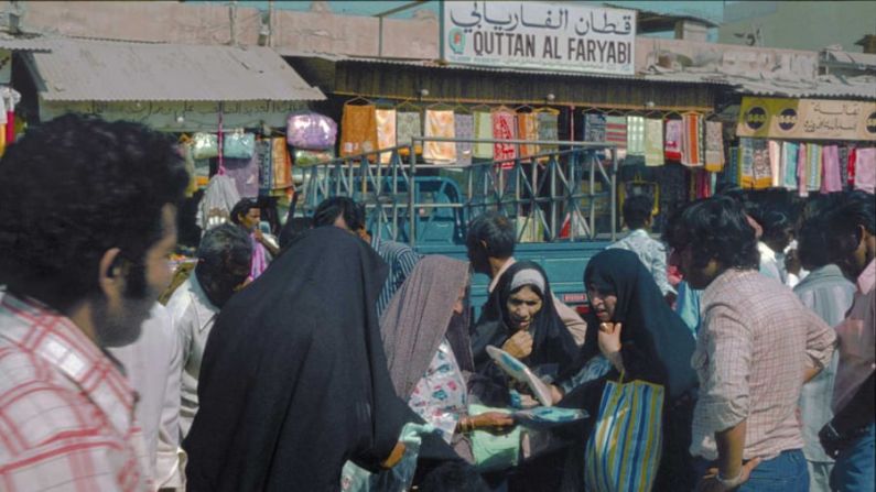 Es una imagen de "ajetreo", dijo Reisz, de esta fotografía del zoco de Deira en 1977. "Me encanta que esta imagen sea de cuatro mujeres que están negociando en el zoco, y hay hombres a su alrededor esperando su decisión, intentando influir en su toma de decisiones, pero también dispuestos a escuchar, digamos, cuál y cuántas están dispuestas a comprar". Cortesía de Stephen Finch