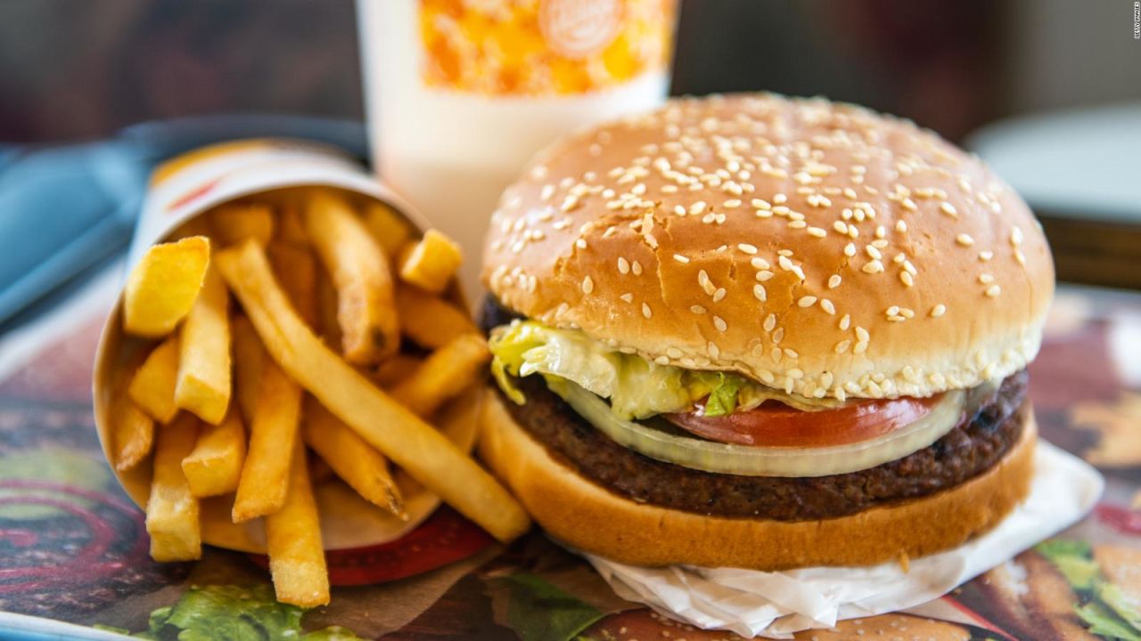 CNNE 1112163 - burger king celebra a la whopper con precio especial