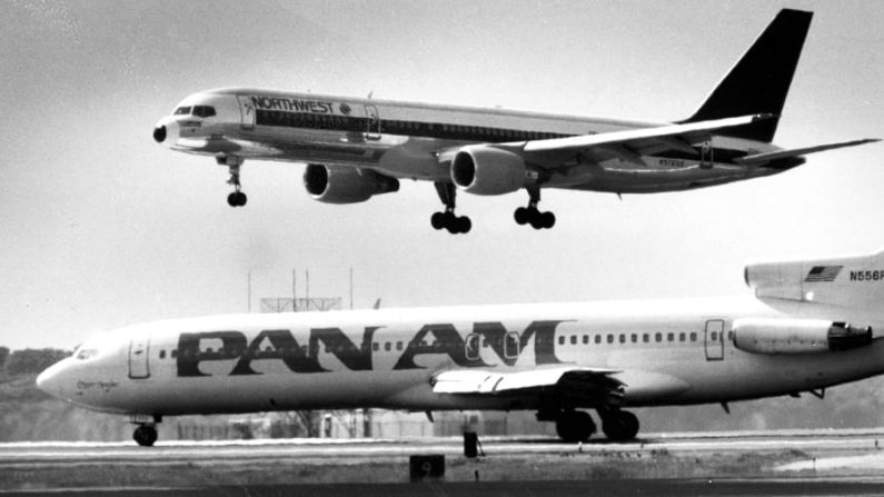 Superado por la competencia: un vuelo de Northwest Airlines pasa por encima de un avión de Pan-Am en el aeropuerto Logan de Boston el 16 de julio de 1987. Crédito: Tom Landers/The Boston Globe/Getty Images