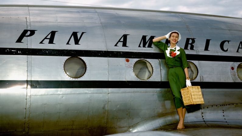 El legado de Pan Am: Pan American World Airways comenzó a operar en 1927 y a finales de los años 40 era la aerolínea por excelencia de la “jet set”. Conoce más sobre la aerolínea en esta galería.  →